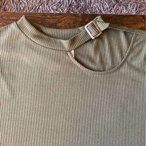 Women’s short sleeved top with buckle collar